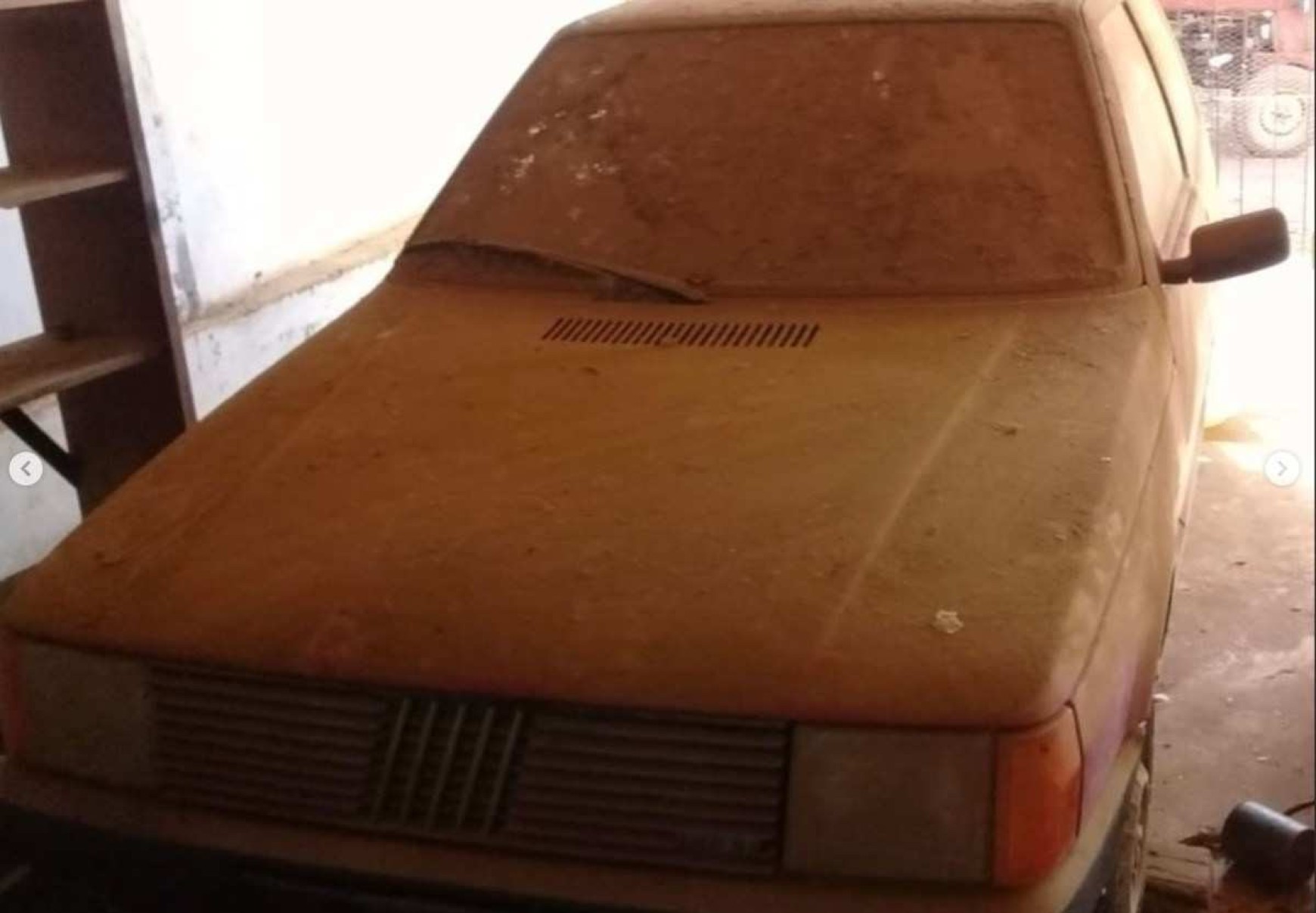 Fiat Uno Mille 1990 que estava abandonado por 30 anos é vendido por astronômico