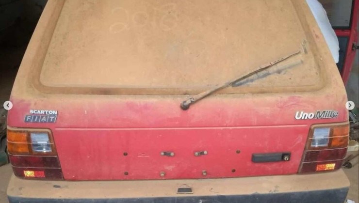 Fiat Uno Mille 1990 que estava abandonado por 30 anos é vendido por astronômico -  (crédito: Reprodução/@reginaldodecampinas/Instagram)