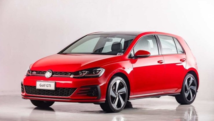 Volkswagen Golf GTI MK 7,5 vermelho no plano da tela