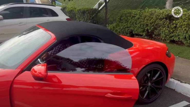 Rafa Silva é amante de Porsches e parece que conversível 718 Boxster é seu xodó