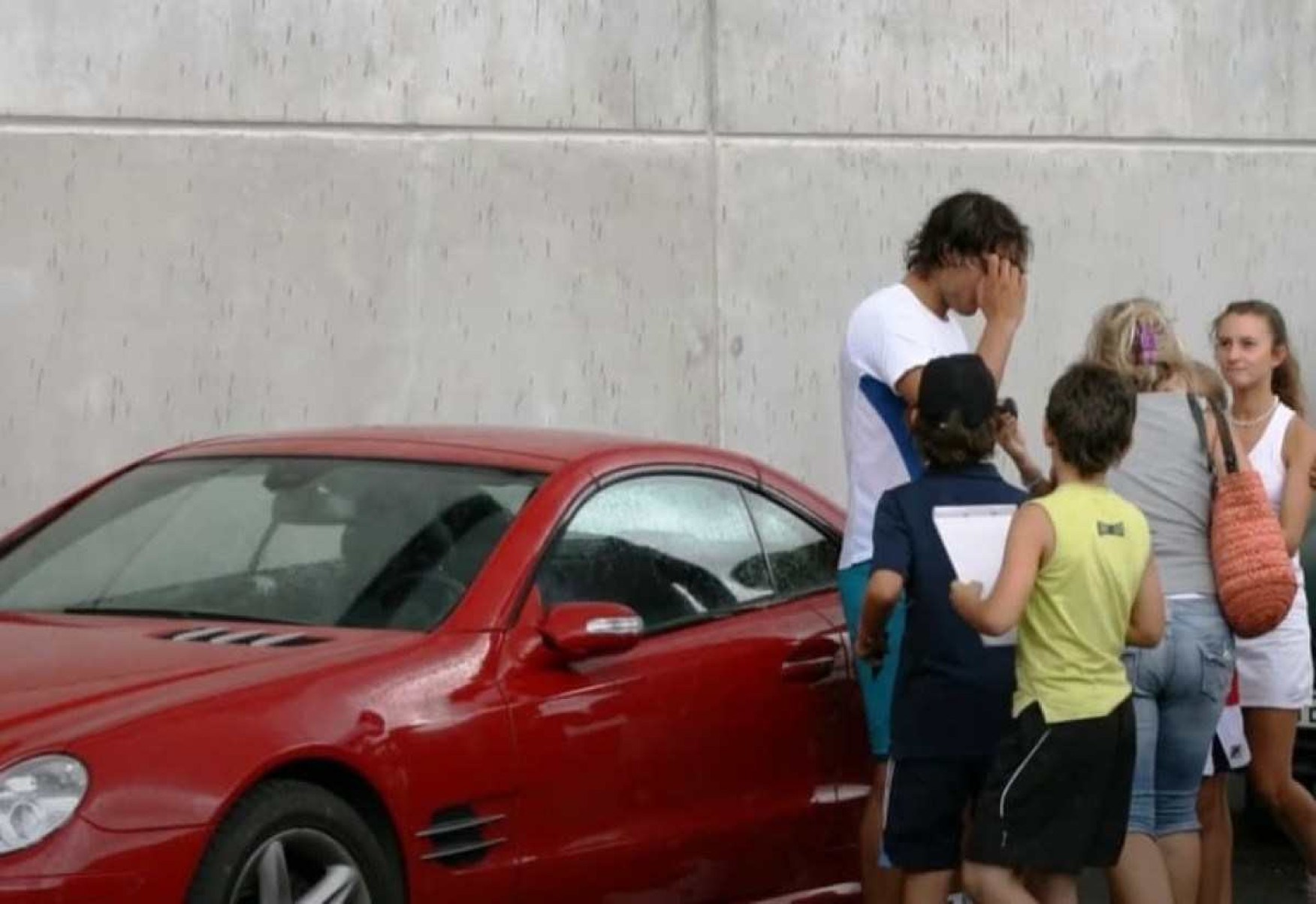 Rafael Nadal dá autógrafos com sua Mercedes 