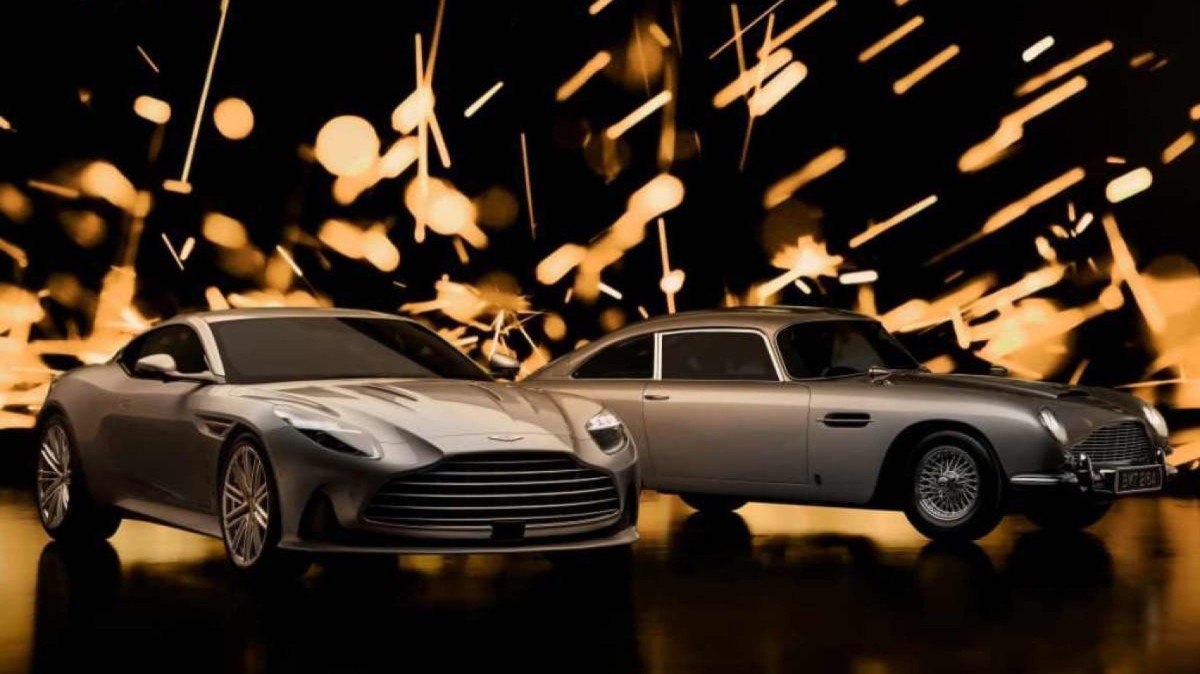 Aston Martin DB12 Goldfinger Edition ao lado do lendário DB5