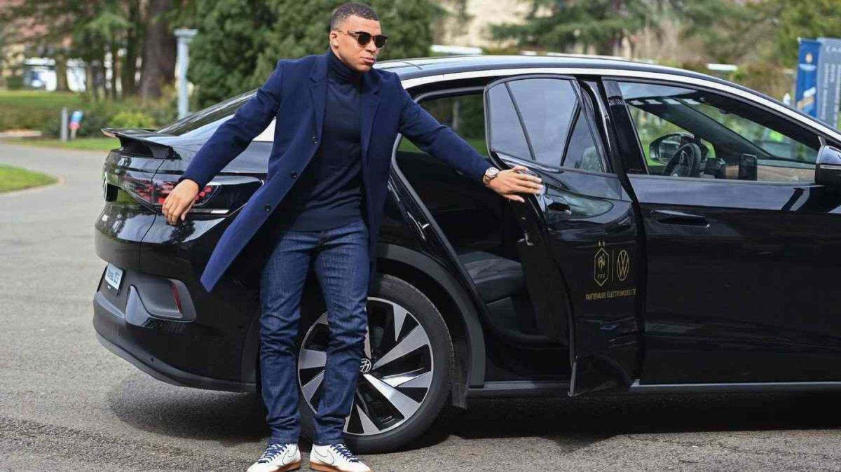 Mbappe chegando ao Centro de Treinamento da França em um Volkswagen ID.5