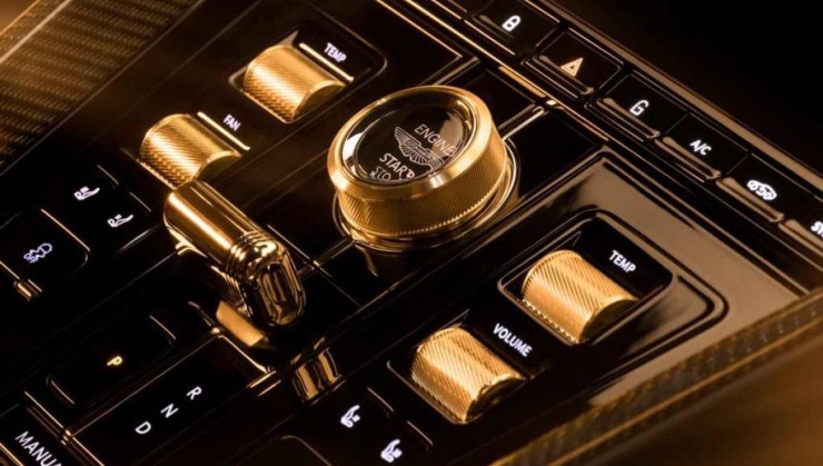 Detalhes em ouro no painel de instrumentos do Aston Martin DB12 Goldfinger