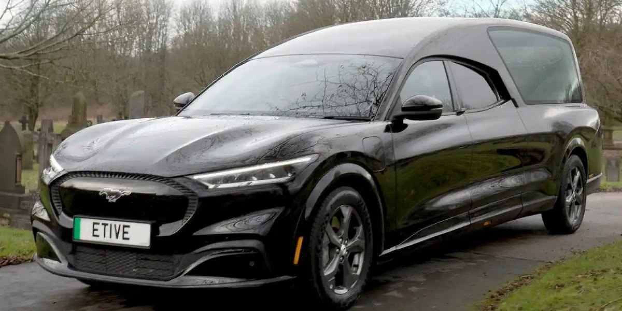 Ford Mustang Mach-E é convertido em um carro funerário elétrico e limusine