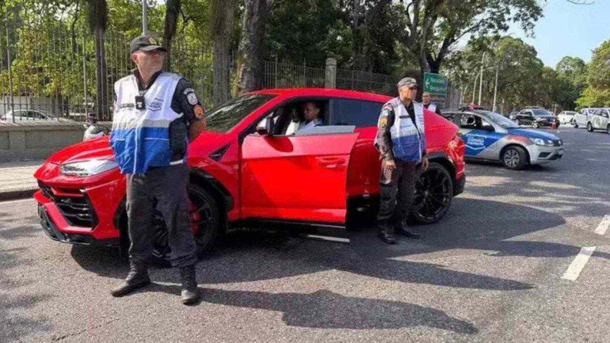 Agentes do Segurança Presente com Lamborghini Urus recuperado de bandidos