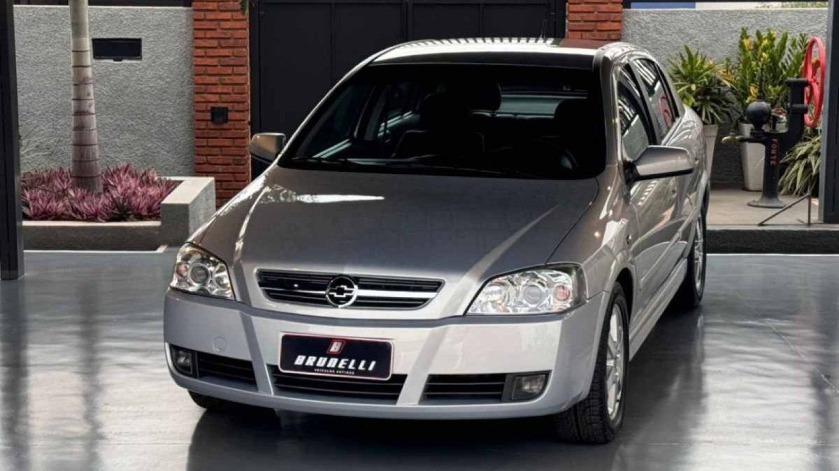 Astra Elite 2005 tem preço elevado, mas condição digna de carro zero km