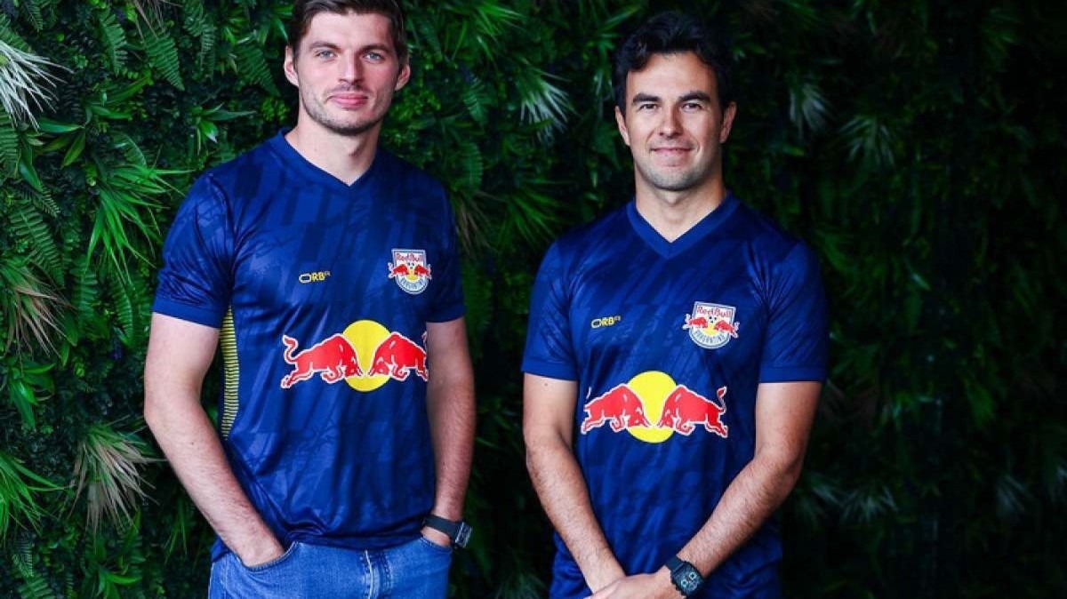Max Verstappen à esquerda e Sergio Perez à direita com o novo uniforme do Red Bull Bragantino na cor azul em homenagem à Red Bull Racing da Fórmula 1