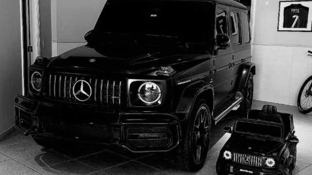 Alexandre Pato presenteou o filho de 9 meses com uma réplica da Mercedes G6