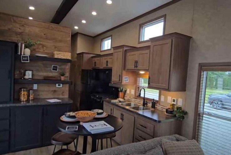 Motorhome oferece tr&ecirc;s quartos, rede el&eacute;trica, cozinha gourmet; veja o valor