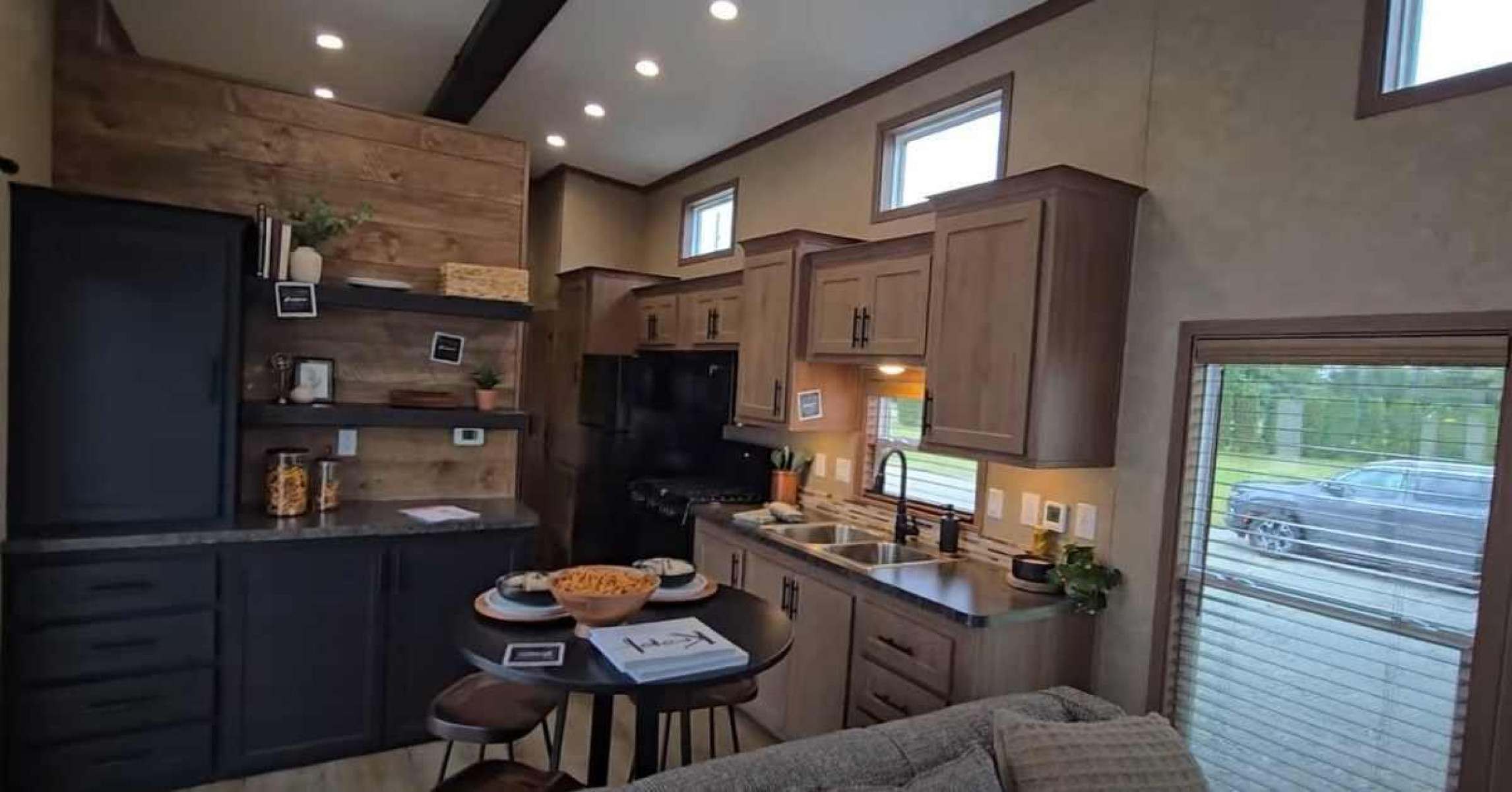 Motorhome oferece três quartos, rede elétrica, cozinha gourmet; veja o valor