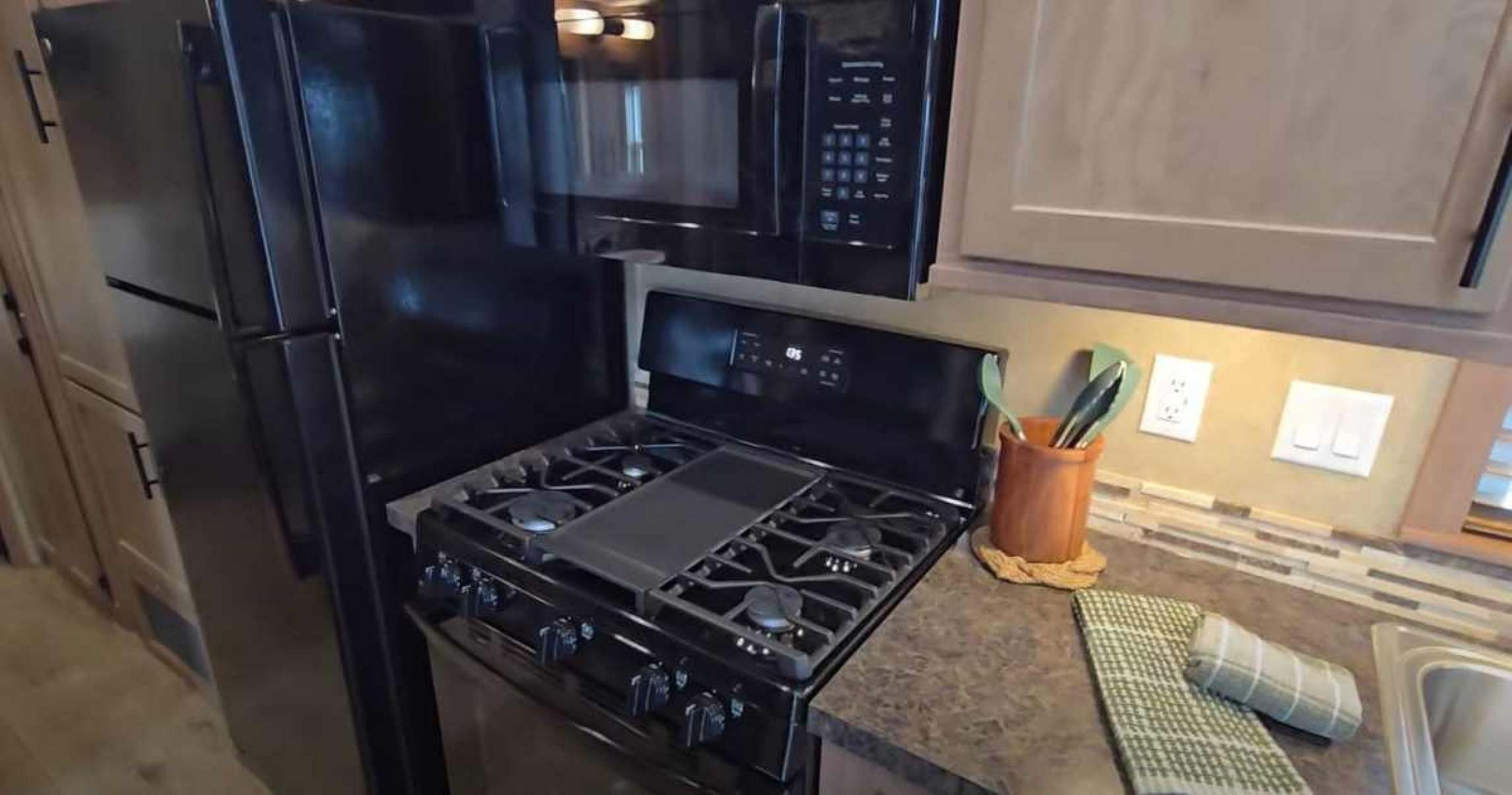 Motorhome oferece três quartos, rede elétrica, cozinha gourmet; veja o valor