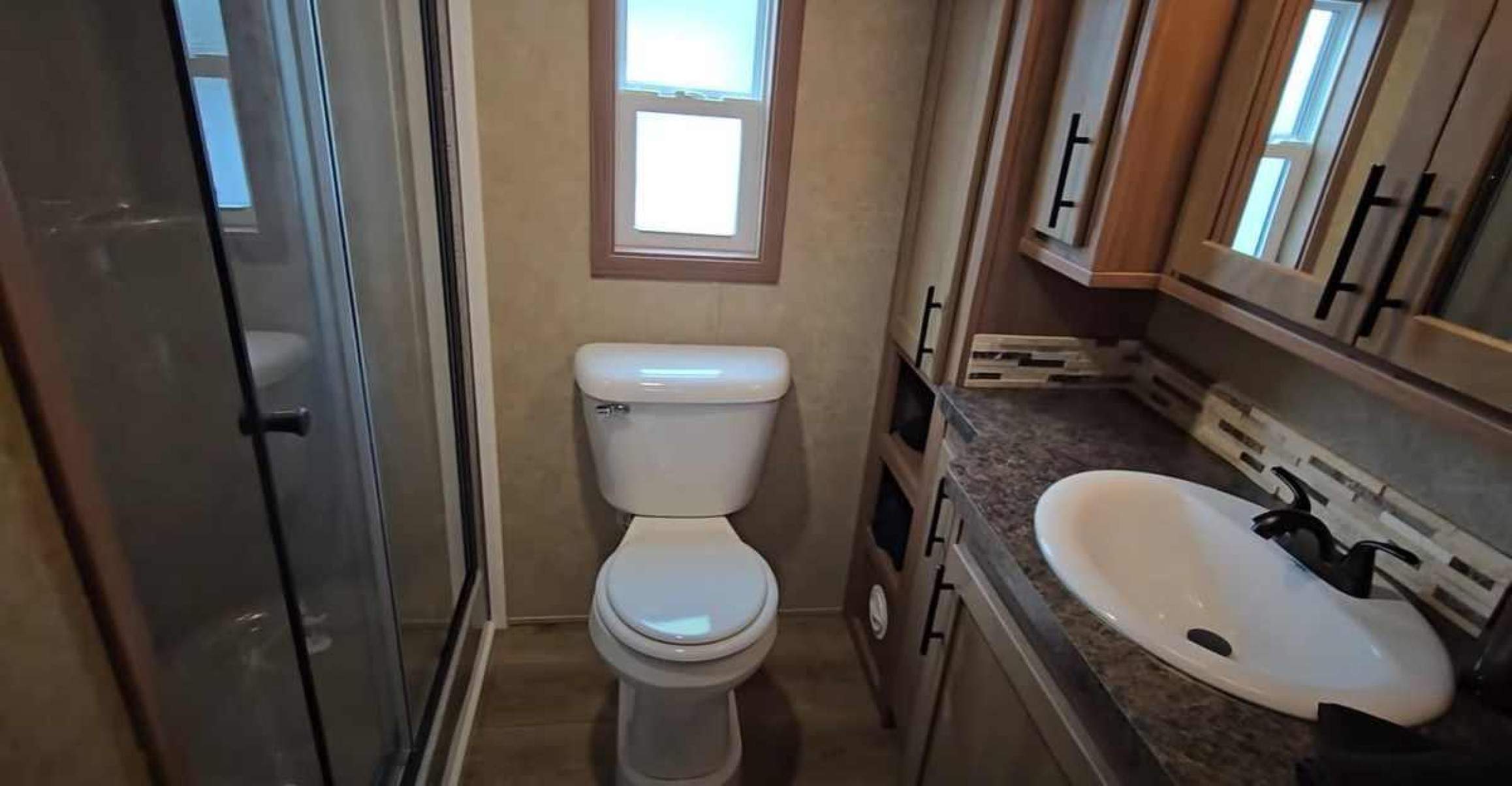 Motorhome oferece três quartos, rede elétrica, cozinha gourmet; veja o valor