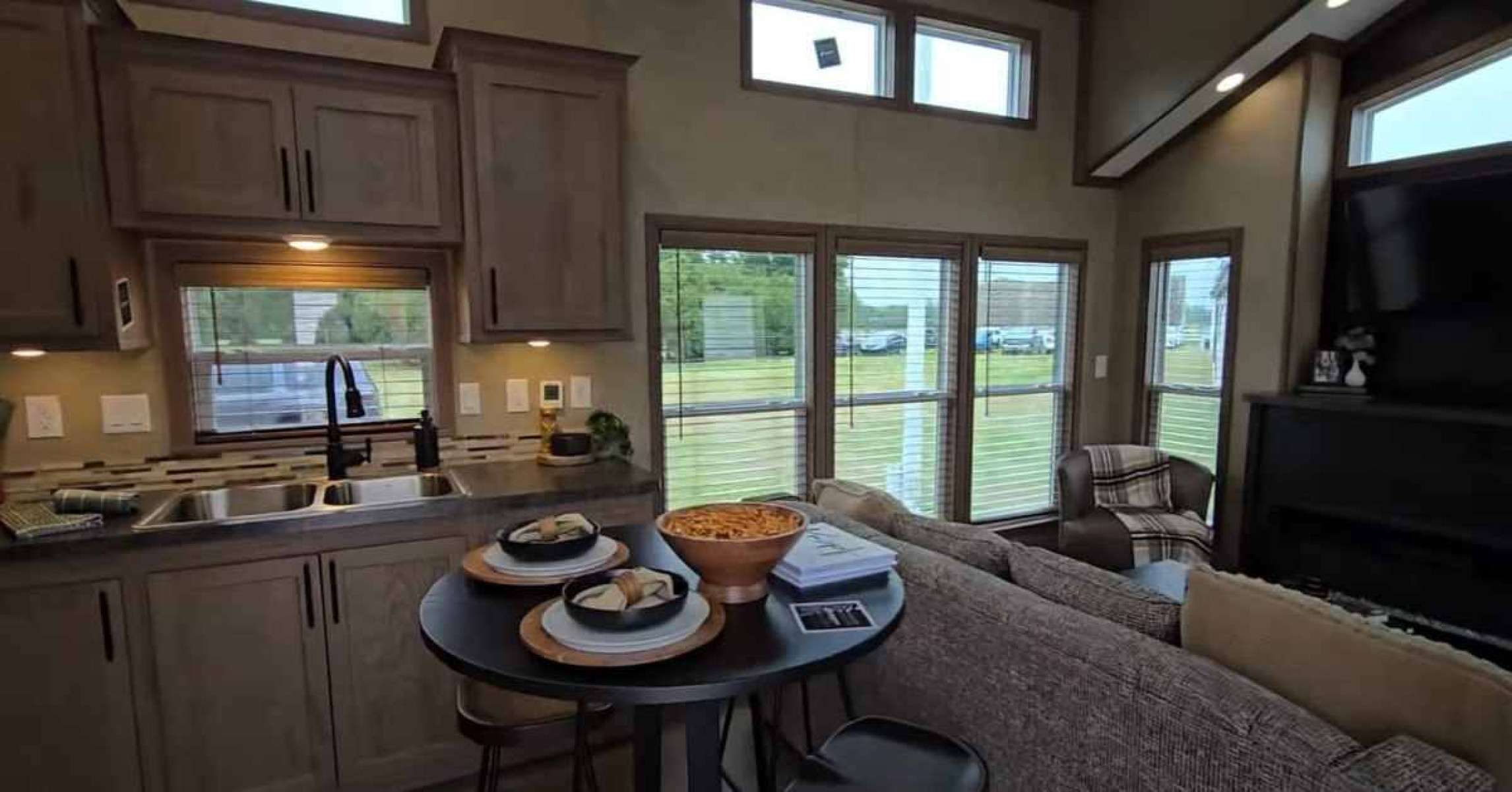 Motorhome oferece três quartos, rede elétrica, cozinha gourmet; veja o valor