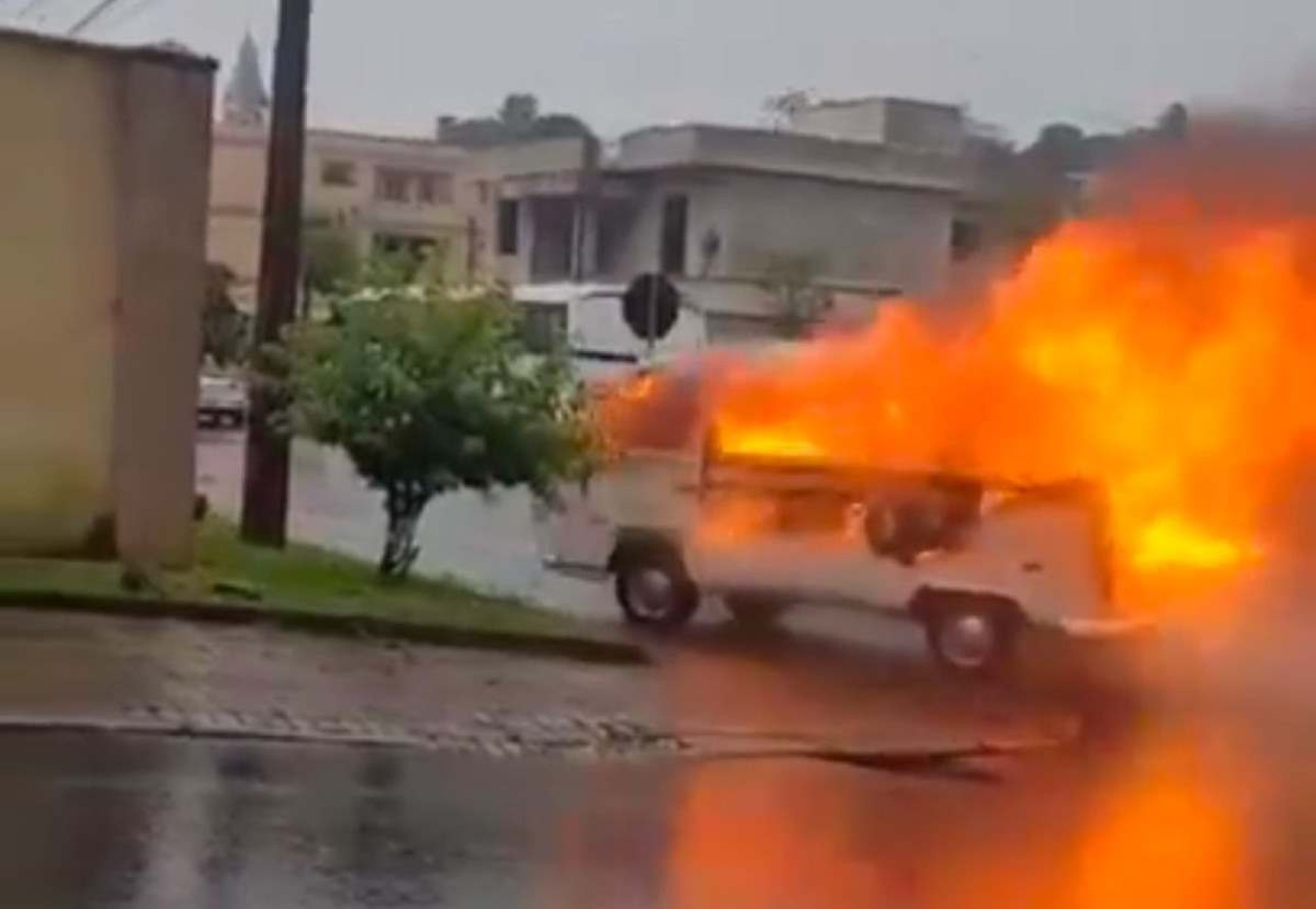 Vídeo: Kombi fantasma? Veículo pega fogo e anda sozinha em cidade 