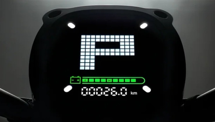 Painel de instrumentos de motocicleta elétrica com a posição do câmbio em P na cor branca sobre fundo preto. É exibido ainda o nível de carga da bateria e a quilometragem percorrida