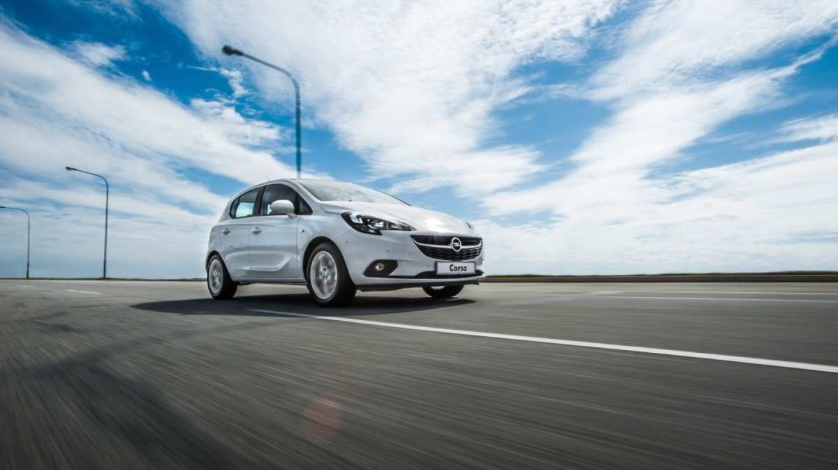 Modelo branco de 2015-2019 do Opel Corsa.