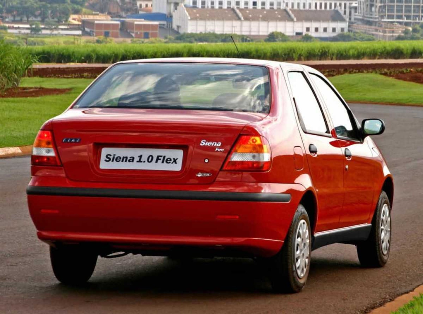 Fiat Siena apresenta bom porta-malas e visual modernizado