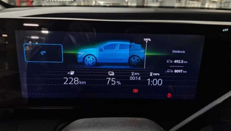 Painel de instrumentos de um Renault Megane E-tech com um desenho do carro em azul ao centro e exibindo informações do tempo de recarga