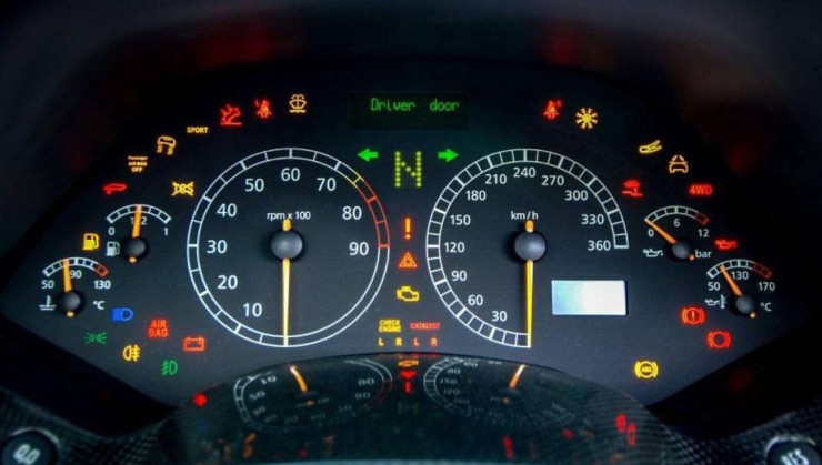 No painel é possível identificar as sinalizações para ficar alerta -  (crédito: Reprodução: driveonroad)