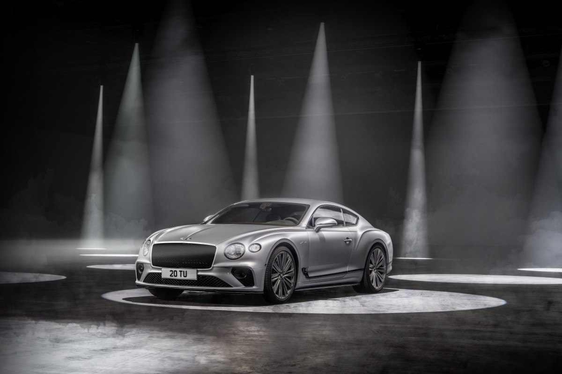 O Bentley Continental GT se destaca pela produção artesanal