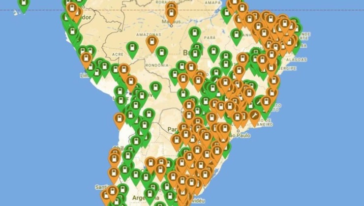 mapa da América do Sul, mas com foco no Brasil no aplicativo Plugshare mostrando locais de postos de recarga para carros elétricos