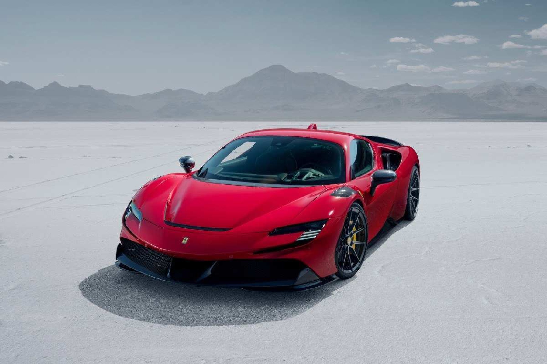 Ferrari SF90 Stradale com lindo design vermelho