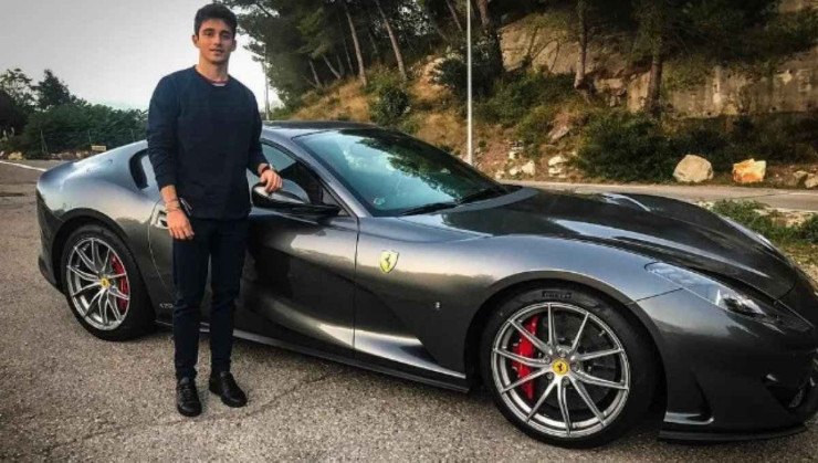 Leclerc posa ao lado de sua Ferrari 812 Superfast