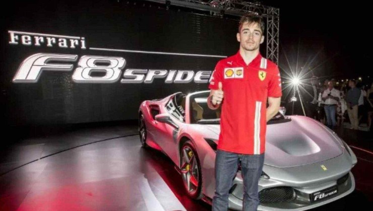 Leclerc tira foto com seu F8 Spider