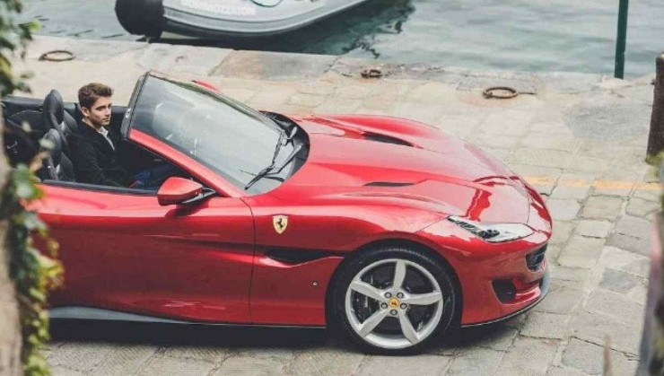 Leclerc dirige sua Ferrari Portofino