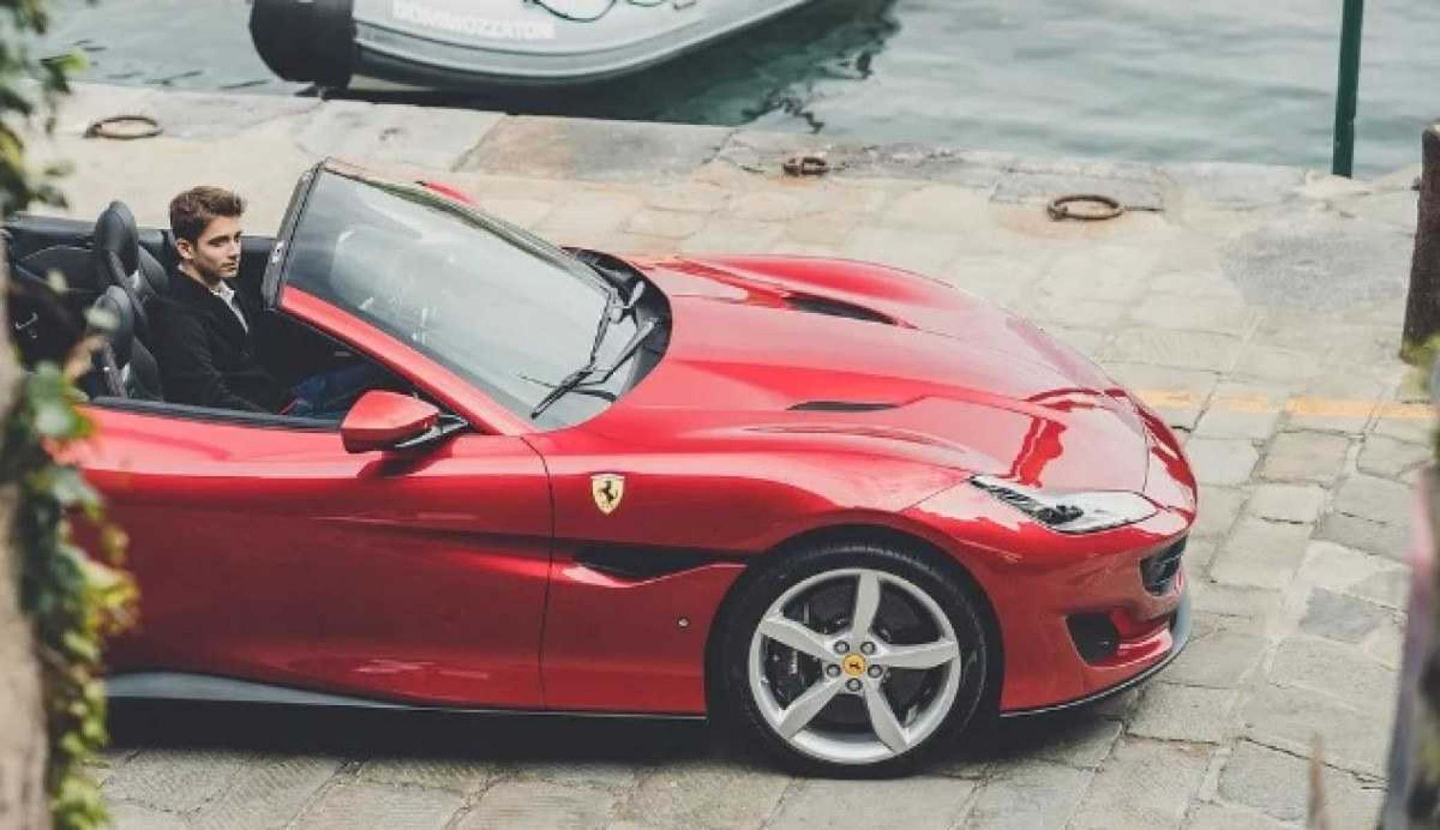 Leclerc dirige sua Ferrari Portofino