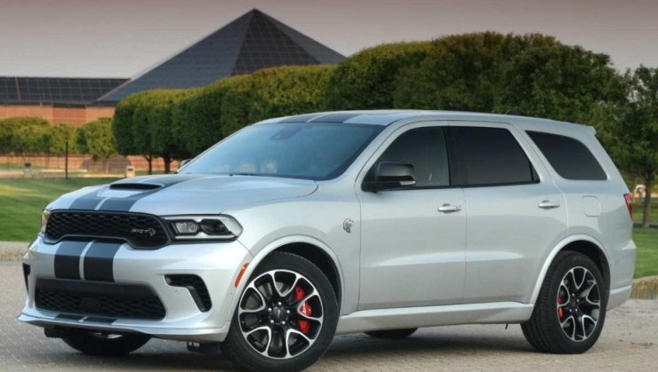 Dodge Durango SRT Hellcat em prata com duas listras pretas no centro do veículo