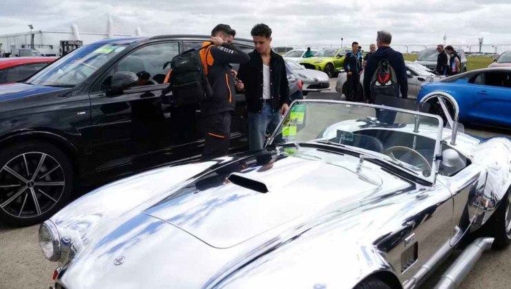 Lando Norris com seu Shelby Cobra cromado no Grande Prêmio de Silverstone de 2024