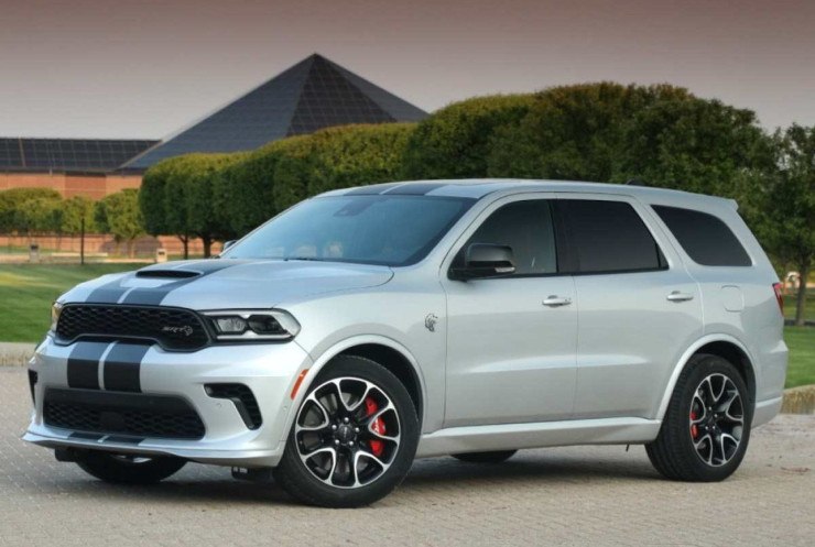 Dodge Durango SRT Hellcat na cor prata com duas faixas pretas percorrendo o centro do veículo