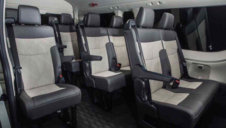 Van Toyota Hiace interior com bancos na cor preta com detalhe interno na cor branca