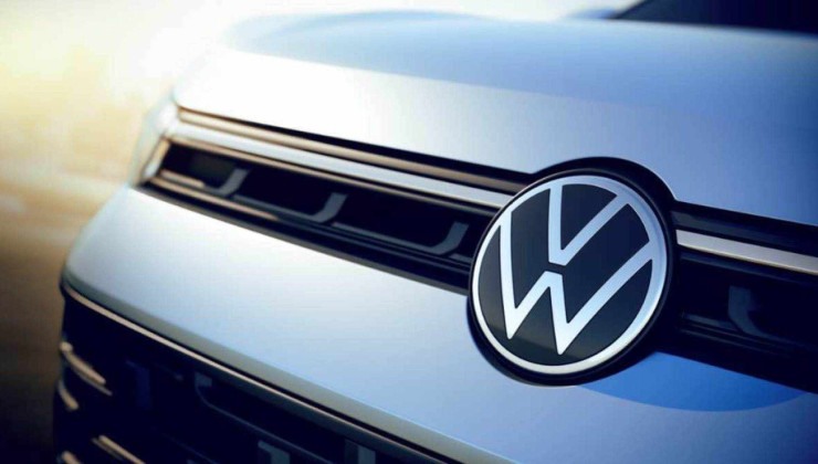 logotipo da Volkswagen na dianteira de um carro pintado na cor prata