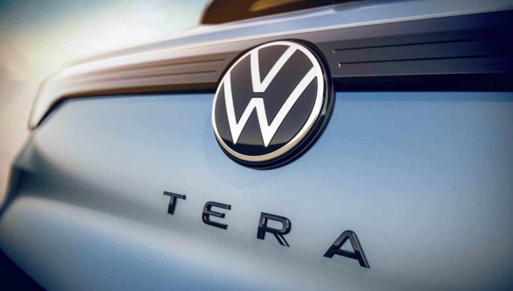 Logotipo da Volkswagen em primeiro plano acima do nome TERA em um SUV Volkswagen na cor prata