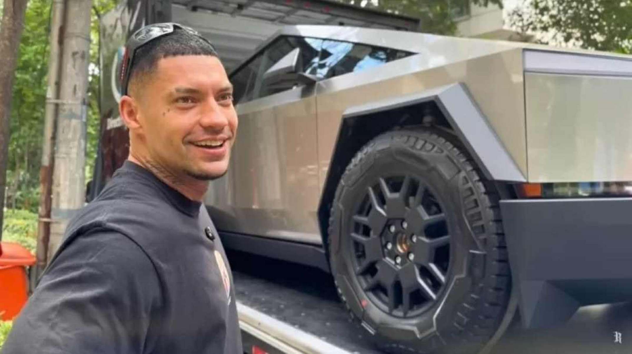 Filipe Ret feliz com seu novo Cybertruck