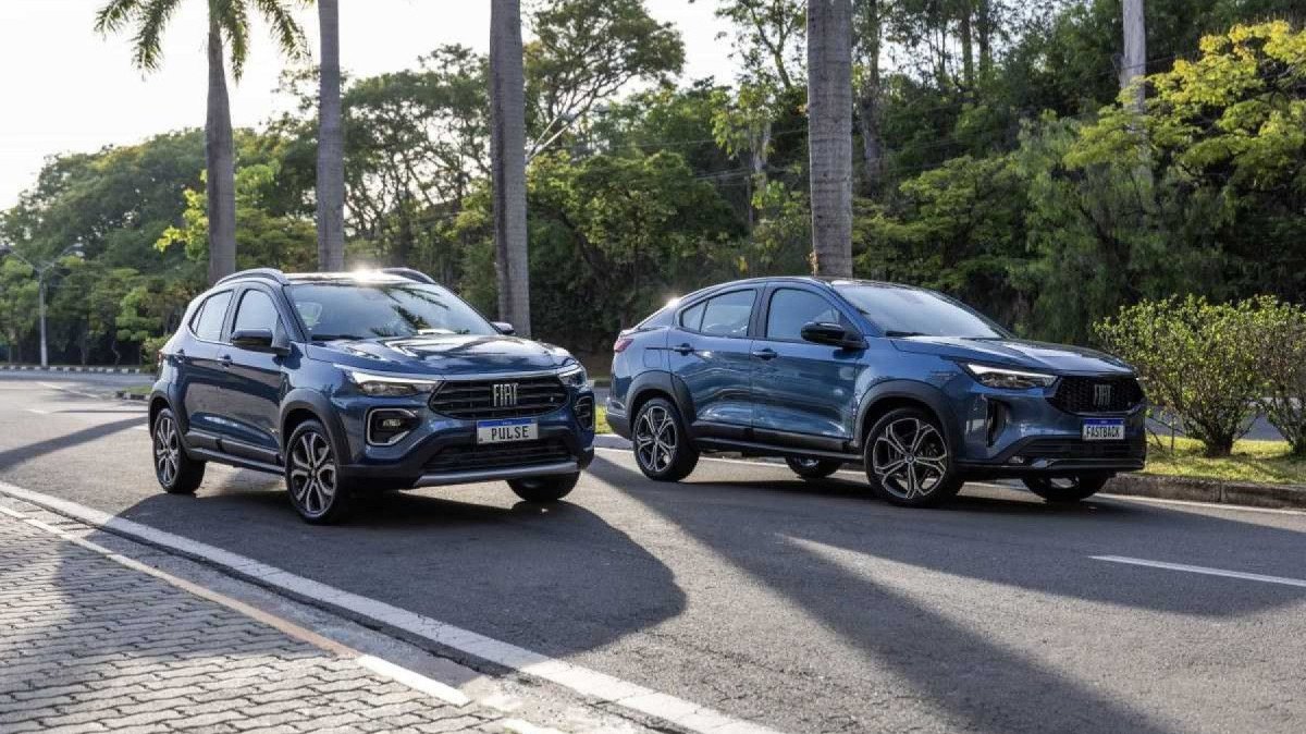 Fiat pulse azul ao lado de Fiat Fastback na mesma cor