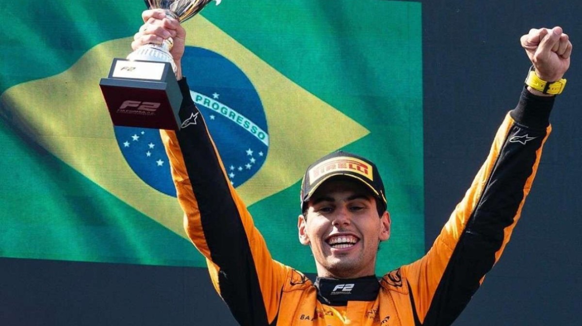 Bortoleto comemorando a vitória na corrida de Monza da Fórmula 2