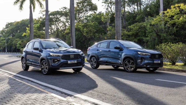 Fiat pulse azul ao lado de Fiat Fastback na mesma cor; Fiat Pulse e Fastback híbridos chegam chegam na cor Azul Amalfi, estreando no Fastback