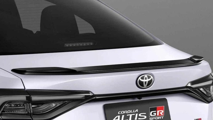 Detalhe dos acabamentos traseiros do Corolla GR-Sport. Na Tailândia modelo é híbrido e conta com novo emblema HEV