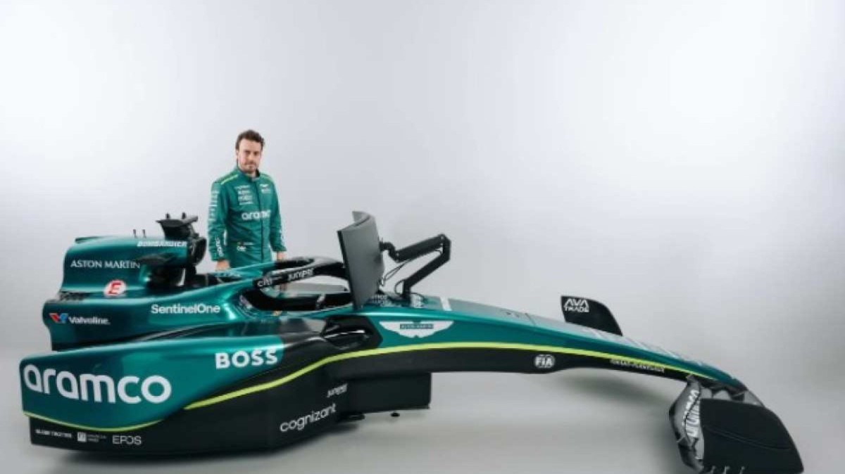 Fernando Alonso ao lado de simulador da F1
