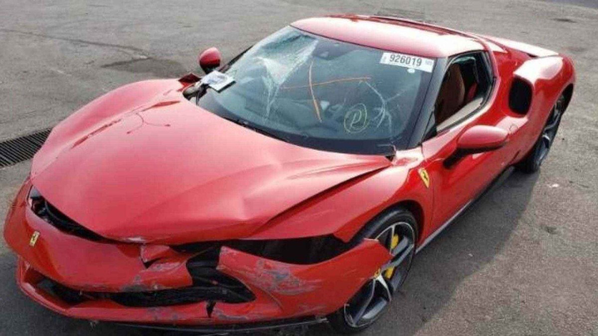 Parte frontal da Ferrari 296 GTB bastante castigada