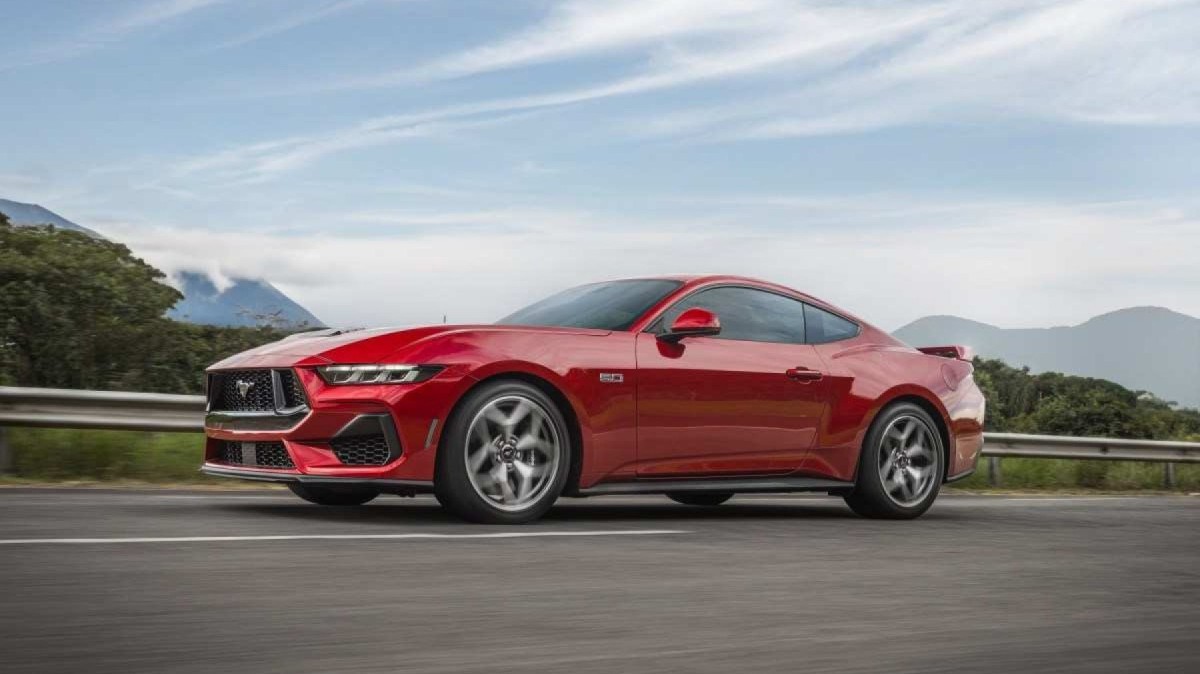 O Mustang GT 2025 está disponível em oito cores; o da foto é um vermelho zadar