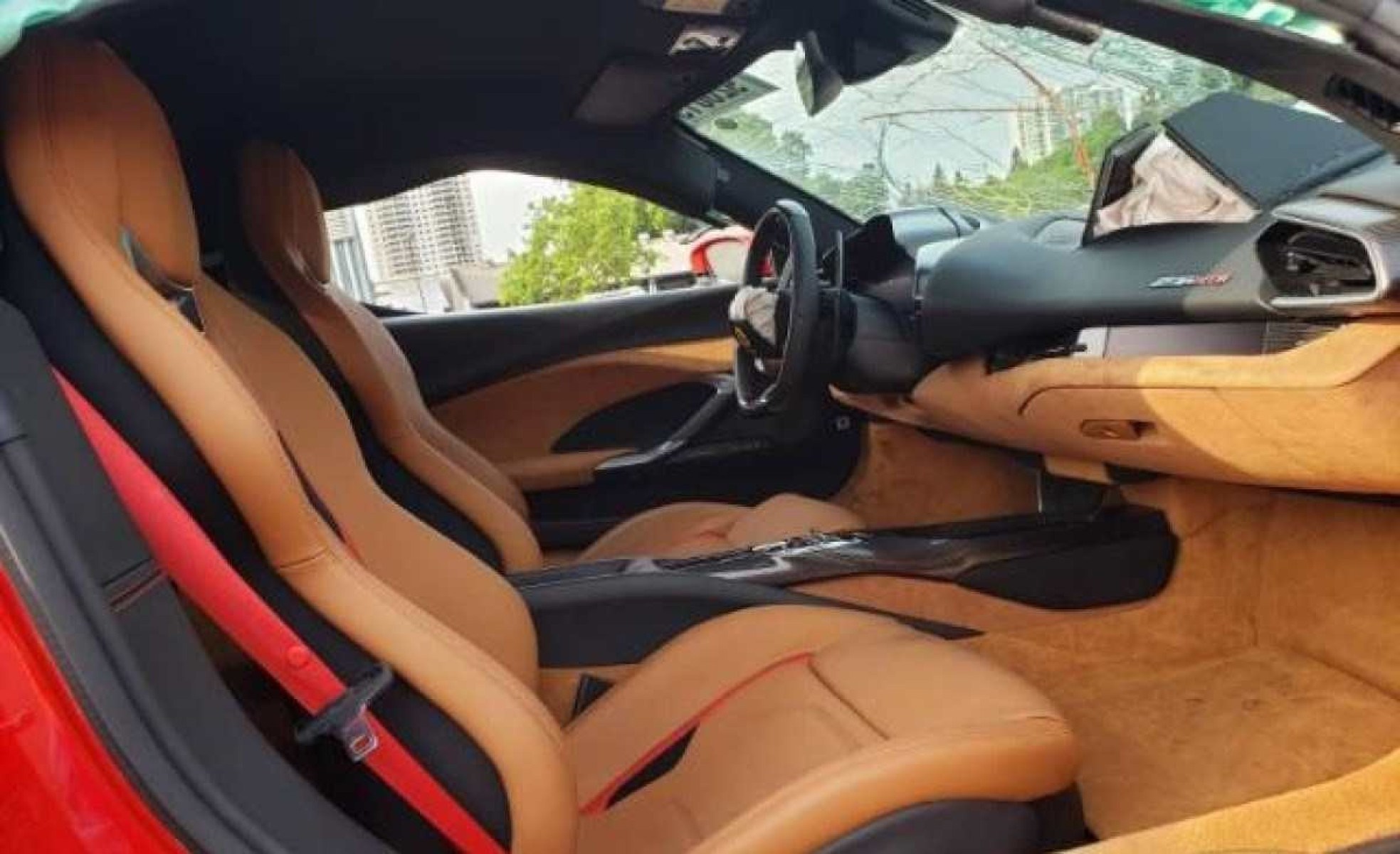 Interior da 296 GTB com parte danificadas