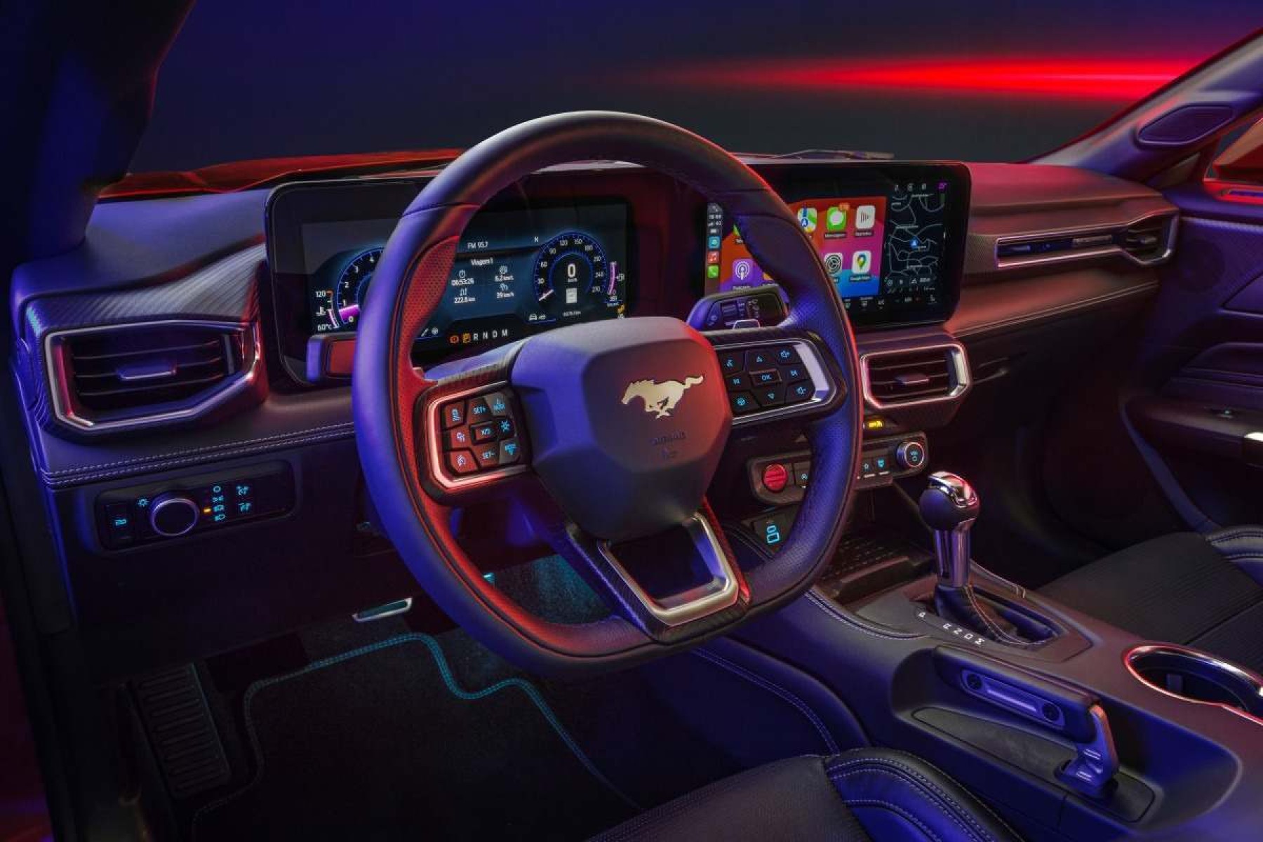 O carro é equipado com um grande painel