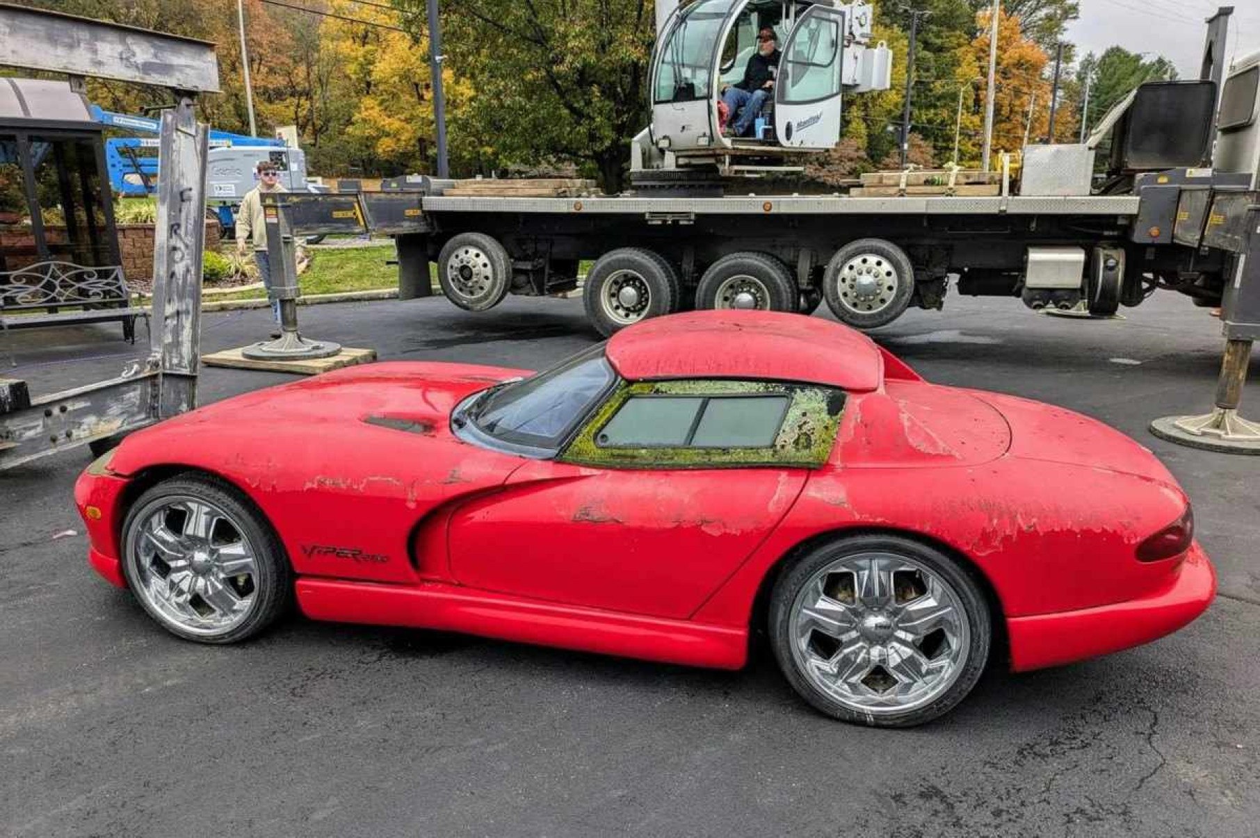 Dodge Viper que ficou 28 anos parado será restaurado; veja o estado 