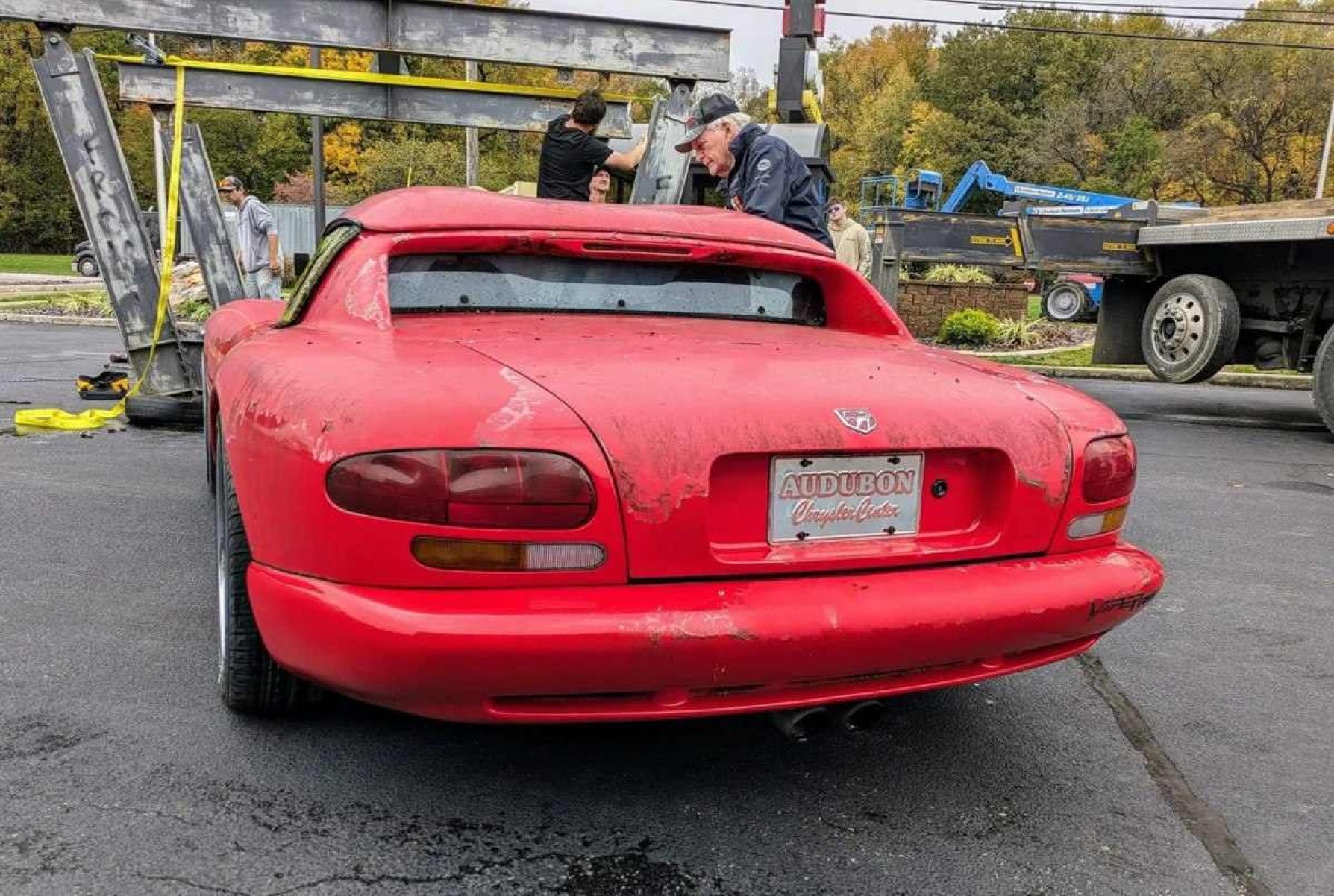 Dodge Viper que ficou 28 anos parado será restaurado; veja o estado 