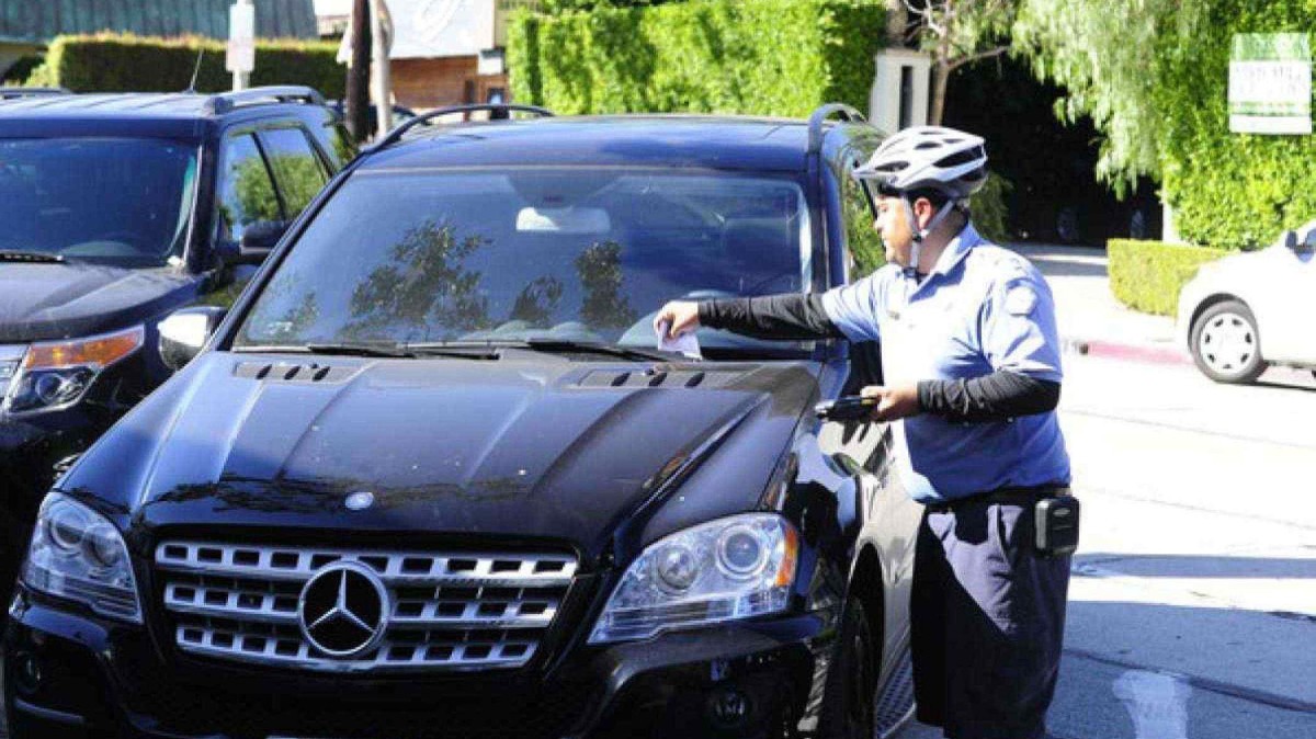 Guarda aplicando multa em carro preto